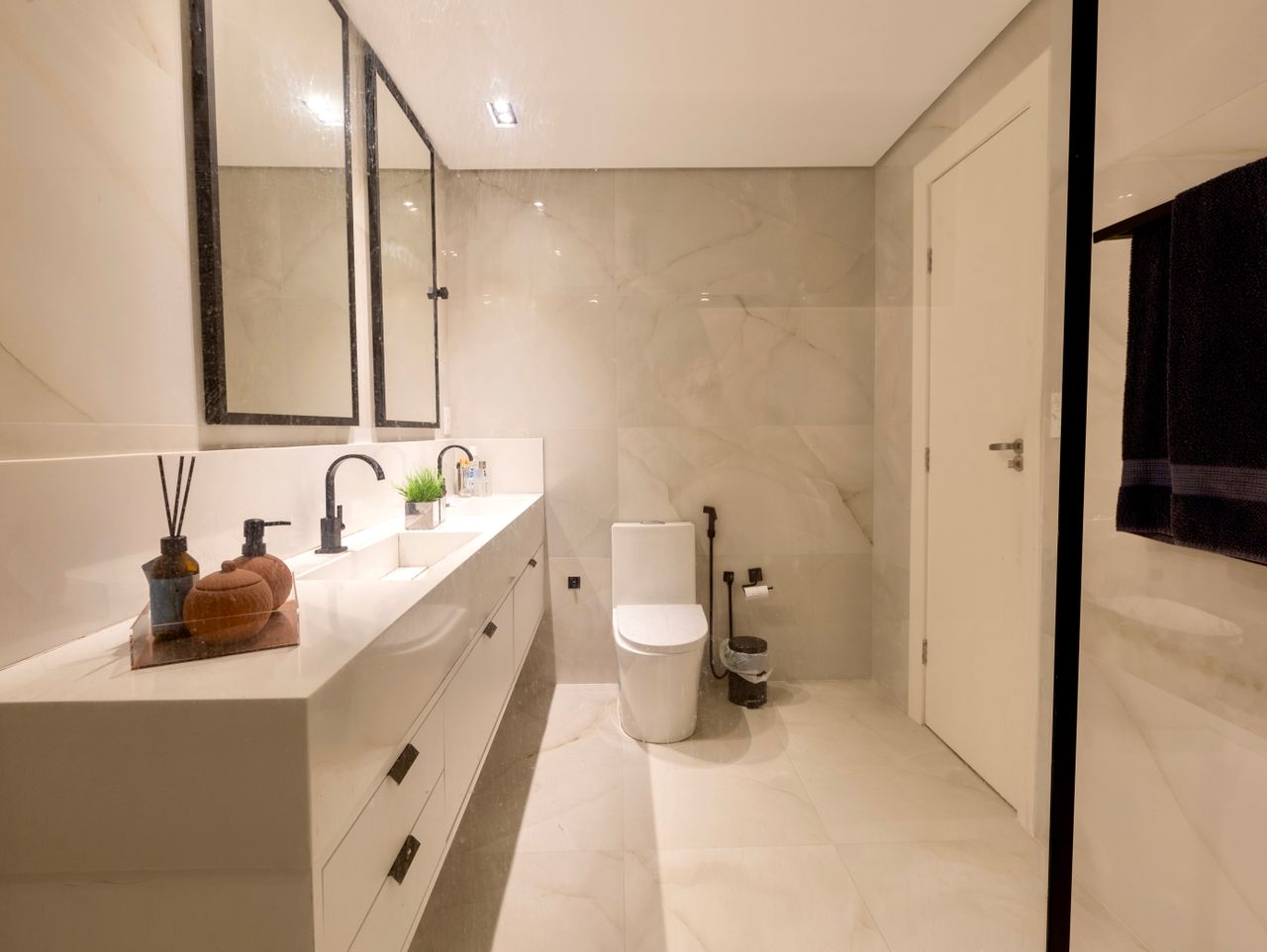 hero-img-01 Stylish bathroom with dual sinks and contemporary decor in Salvador, Brazil.